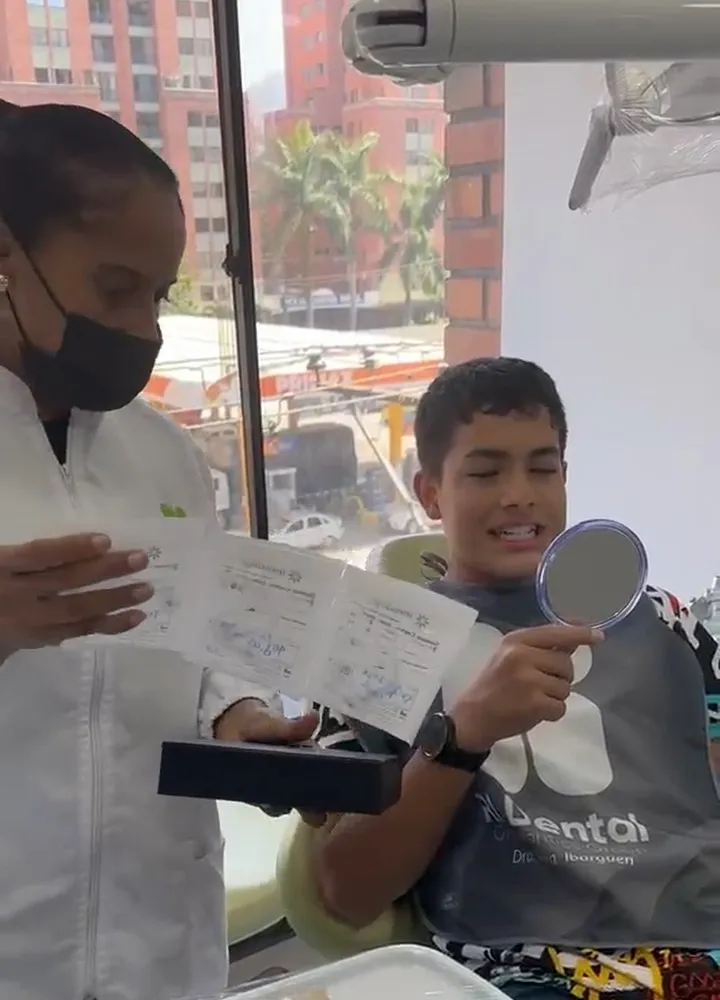 Dra. Rosa Ibargüen Lozano con un paciente en el consultorio de RI Dental